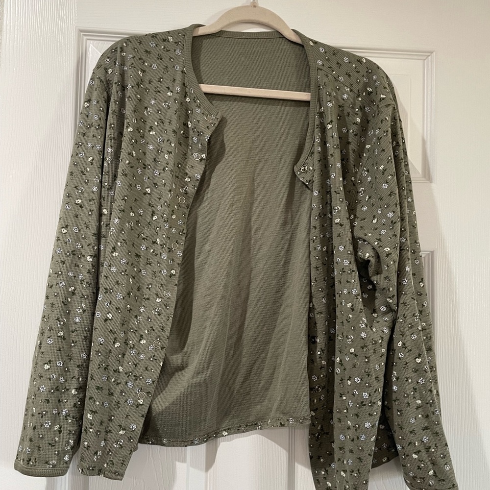 Cute snap cardigan with green floral pattern